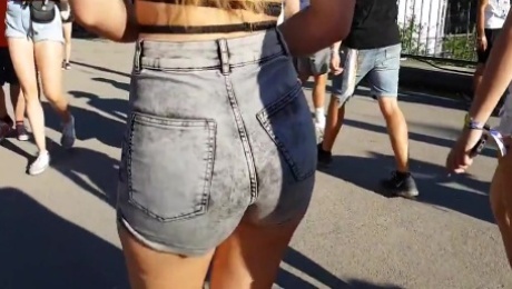 Candid Hot college girl big booty in tight jeans shorts!!!