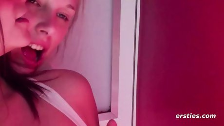 Minka macht Krissi den Berliner Curry -Stripe Tease