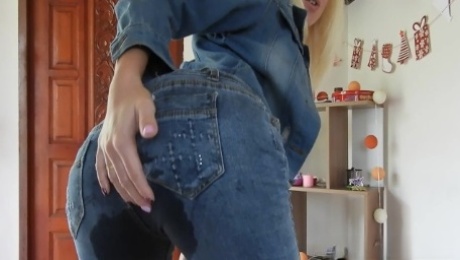HD AMATEUR BABE PISSING AND SQUIRTING IN HER JEANS