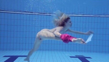 Video  Babe sex with explosive Elena from Underwater Show